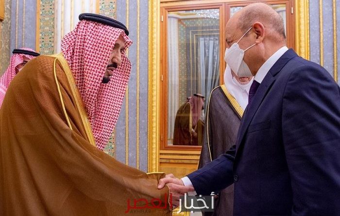 صور.. تفاصيل أول لقاء رسمي بين الملك سلمان والرئيس اليمني رشاد العليمي ونوابه
